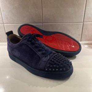 Christian Louboutin spike navy  - Storlek 41.5 men passar lätt allt upp till 43. Har själv 42.5. Sjukt bra skick, Boxen är förstörd, har kvittot måste bara leta upp det🥲 sök upp hur man legit checkar om ni tvekar. Hör av er vid intresse och priset är absolut inte hugget i sten‼️