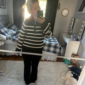 Stickad tröja med zip krage  - En jätte fin tröja, Använd en gång. Från hm ny pris 300. Är även små slitsar på sidorna!!