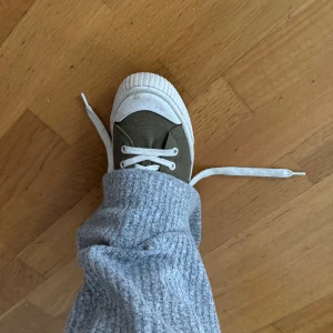 Skor  - Tygskor i mörkgrön/militärgrön färg, ursprungligen från lager 157 men köpa second hand. Bra skick men använda, 30kr + frakt. Passar strl 38 