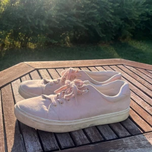 LJUSROSA SKOR💕 - Jättefina rosa sneakers från H&M🤩De är använda och har lite defekter (se tydligare på bild 5). Annars jättefint sick och supersöta! 💕💕🤩🤩
