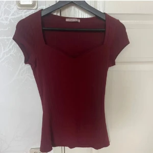 Vinröd topp - Säljer denna fina vinröda topp ifrån Anna Field!❤️