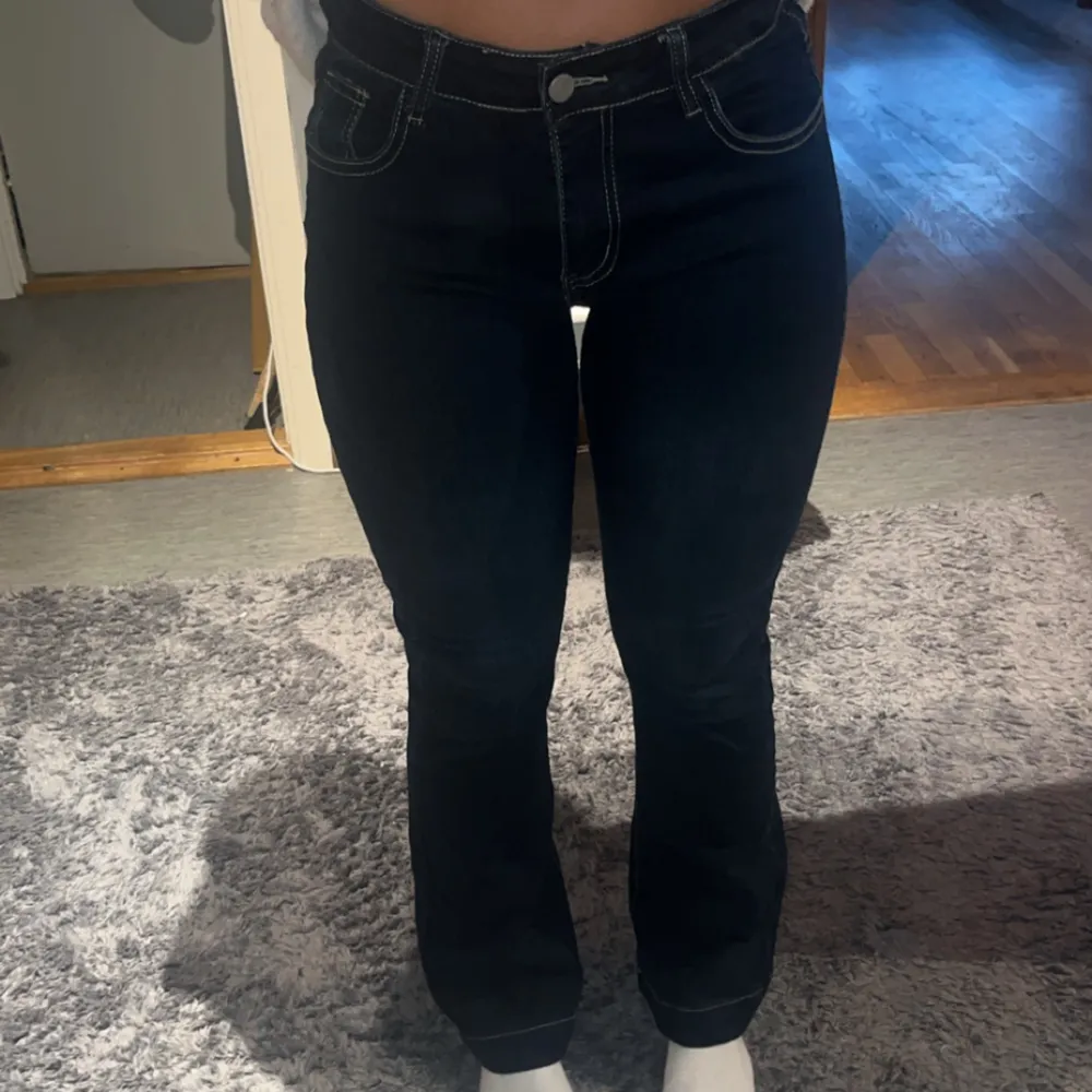 Jättesnygga mörkblålågmidjade jeans aldrig använda i perfekt skick💕säljer då dom är för stora. Jeans & Byxor.