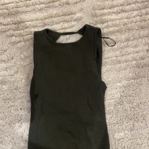 zara topp - grön zara topp med detaljer i ryggen storlek xs/s
