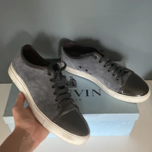 Lanvin skor  - Säljer ett par lanvins i en riktigt snygg färg. Skicket är väldigt bra utan defekter! Storlek UK 8, passar 43/44. Hör av er vid funderingar.