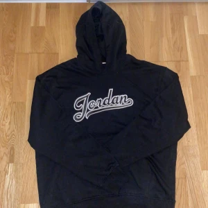 Jordan Hoodie - Säljer min helt nya Jordan hoodie i storlek M, då jag köpt fel storlek. Den är helt oanvänd och köpt för 1099 kronor på Nike store. Prislapparna på tröjan är avklippta. Tveka inte på att höra av er vid frågor💕 Priset kan diskuteras vid snabb affär. 
