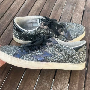 SNEAKERS MED GLITTER  - Jag säljer mina snygga skor från Le temps des cerises⚡️😇De är sparsamt använda o i fint sick. Obs! Sulan inuti skorna ska va lite sotig, de är inte smuts. Säljer skorna för att de tyvärr inte kommer till användning(Första bilden är ej min) Nypris-800