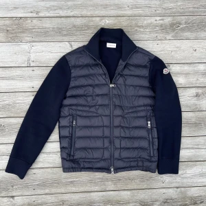 Moncler cardigan - Marinblå. Storlek S. Fint skick. Id kod finns i jackan (moncler.com), kan skicka bild vid intresse. Galge och påse från Moncler medföljer. Ej intresserad av byten. 