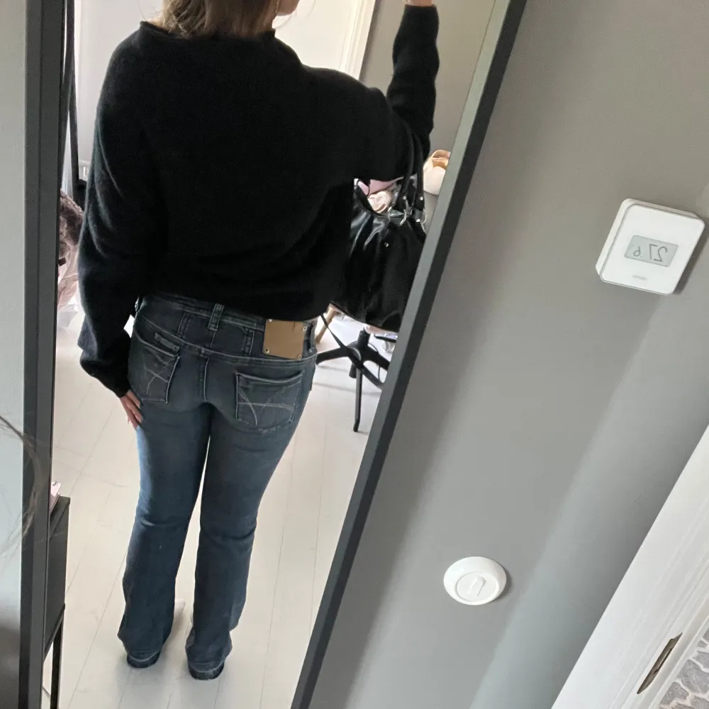 Dessa jeans säljs inte längre och är sjukt snygga. Fina detaljer och fickor💕Det är strl 12, för reverens så brukar jag ha storlek 38 i jeans o de passar mig! Jag är 172 cm. Jeans & Byxor.