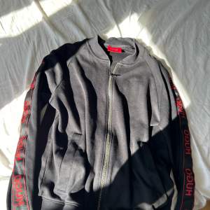 Fet Hugo boss hoodie utan luva.