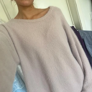 Världens mysigaste tröja - En så otroligt mysig tröja i så skönt material 🥰 Älskar verkligen den här tröjan så säljer endast vid priset jag satt den för. 