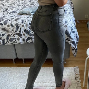 Skinny jeans  - Skinny jeans från prettylittlething som formar rumpan. Nytt skick. Storlek 36 och stretchiga