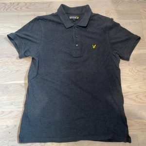 Lyle and scott pike - Snygg Lyle and scott pike i en snygg mörkgrå färg. Storlek L. Hör av er vid funderingar. Pris kan diskuteras vid snabb affär!