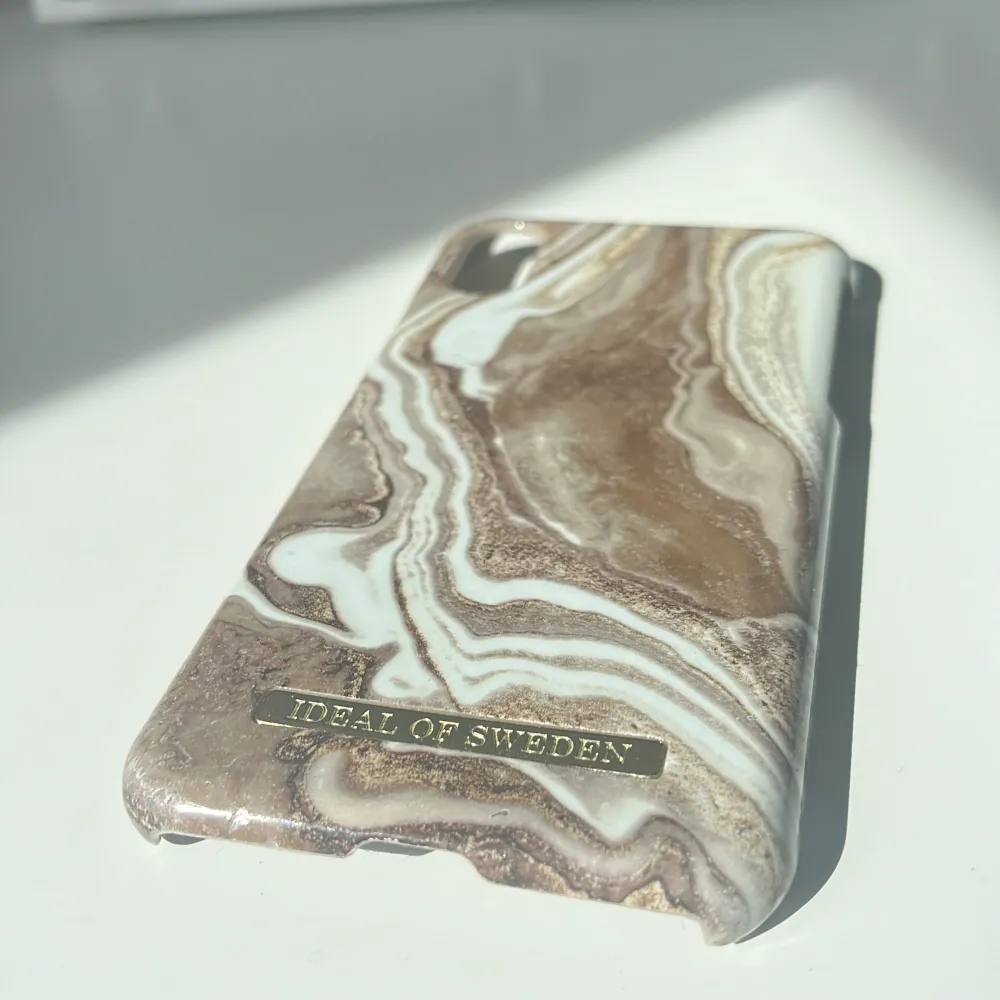 Otroligt vackert sandigt ideal of sweden skal, liten spricka i hörnet o därmed priset (se bild 3) Passar Iphone XS Använt i några månader och det är ”tvättat” för att få det där vackra glanset Skriv till oss privat för frågor eller mer bilder ☀️🌊🐚🏝️. Asusteet.