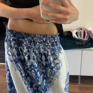 Jätte fin lång kjol från atmosphere - Blå och vit detaljerad långkjol titta sista bilden för storlek. Jag skulle säga att kjolen passar vem som helst pågrund av att den är stretchig vid midjan