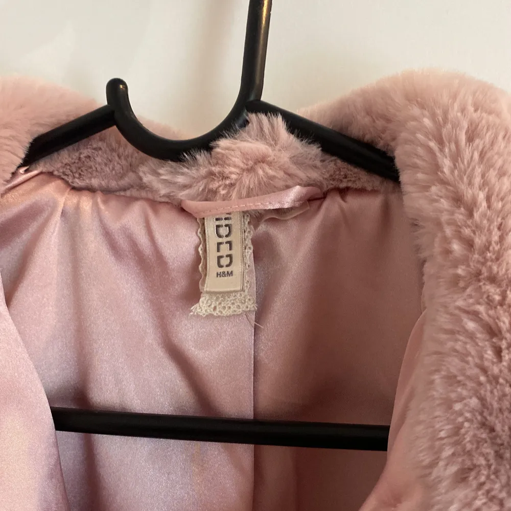 Rosa Teddyjacka från H&M i storlek 34. Knappt använd.. Takit.