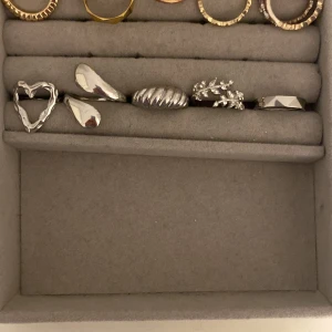 5 jättesnygga ringar i silverrrr - säljer dessa för jag använder guld!! 1 för 60kr, 2 för 110kr , 3 för 150kr, 4 för 190kr och 5 för 220kr 💓💓💓💓