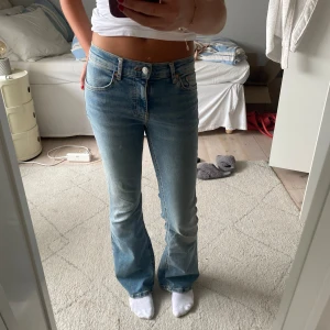Jeans  - Säljer dessa jeans från Gina tricot, lågmidjade och bootcut🌺🌺 Är 1,67