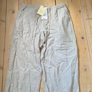 Beiga linnebyxor!💕 - Säljer mina fina linnebyxor från Gina young då de var för stora💗💗Lappen finns kvar alltså aldrig använda!!Midjemått finns på bilderna, Innerbenslängd: 76cm.☺️Nypris 300kr. 