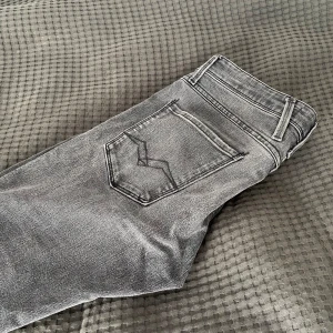 Replay anbass - Replay anbass i skick 9/10. Storlek W29 L32 Pris 499 kr