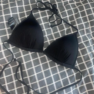 Oanvänd bikinitopp - Fin bikinitopp, helt ny  Nypris: 179 kr Mitt pris: 70 kr