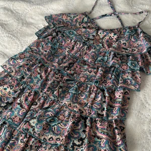 Super fin sommarklänning! - Säljer nu en av mina älskade favorit klänningar! Köptes i Spanien och har bara används ett par gånger. Klänningen är i super bra skick och är verkligen så himla fin!💕