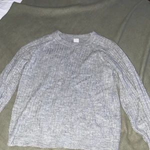Tjocktröja stickad  - Stickad grå tjocktröja, väldigt fin kvalite , lite stor i storleken.