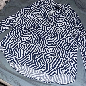 GANT ÄKTA  - Ny oanvänd gant skjorta/blus. Storlek 42  Super snygg.  Säljes för 800kr  Pris kan diskuteras  Nypris runt 1500kr