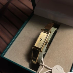Gucci damklocka i guld  - Köpt på Vestiaire Collective i födelsedagspresent, vintage men har själv inte använt den, utan vill sälja vidare! Kommer med ”autenticitet lapp” från Vestiaire! Köpt från försäljare i Japan så mycket fint skick, då Japan är kända för vintage