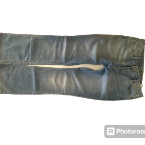 Supersnygga jeans🫶 - Ett par skitsnygga ljusblåa bootcutjeans! Änvänt dem några gånger men har inte riktigt passar mig så de är i mycket bra skick. Skriv vid fler frågor eller för fler bilder🫶💋priset går att diskuteras!