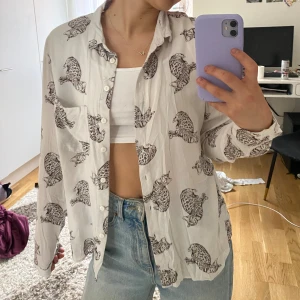 MONKI skjorta Blouse  - Pris kan prutas. Jag är 160cm för referens.