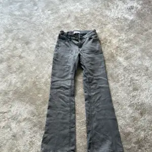 Dö snygg gråa jeans ifrån Lindex! Är i storlek 158 och är i super fint skick🫶 skriv för mer bilder eller info❤️