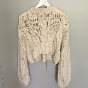 Stickad tröja - Fint skick! Varm stickad tröja i kortare modell. Köparen står för frakten!