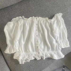 Blus Vit - Vit blus från Gina Tricot i storlek 40. 