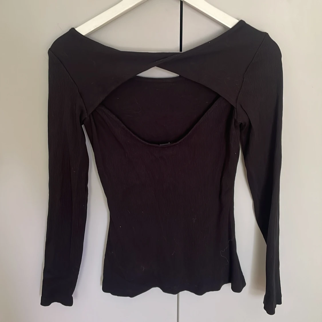 Långärmad tröja med öppen rygg! - 90