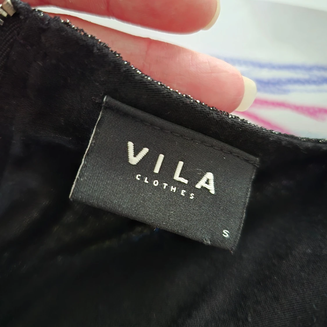 Glittring kort klänning. - 92