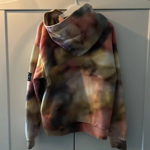 Färgglad hoodie från Calvin Klein  - Hoodie från CK i nyskick, väldigt lite använd. Passar kille eller tjej ca 9-10år. Strl 140