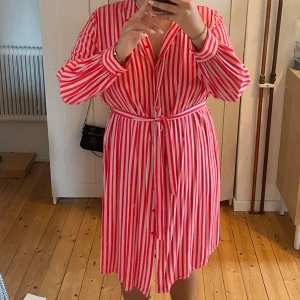 Randig klänning Saint tropez  - Somrig klänning från Saint Tropez. Knappt använd! Storlek XL men upplevs mindre eftersom man knyter den i midjan.