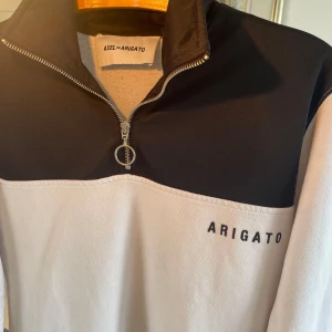 Axel Arigato tröja  - Svart-vit Axel Arigato tröja i fint skick. Stl: XXS (passar som en herr-S).