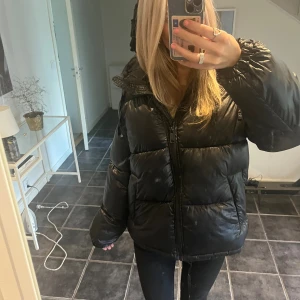 Glansig jacka  - Säljer min trendiga glansiga jacka ifrån hm❤️helt slutsålt på hemsidan! Endast använd en vinter så väldigt bra skick 