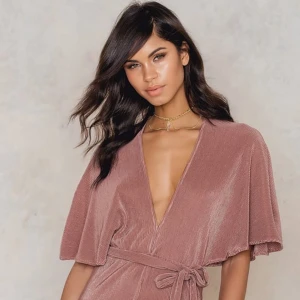 Rosa Pleated Playsuit NAKD - Playsuit från NAKD, passar XS/S. Nyskick, endast provad!