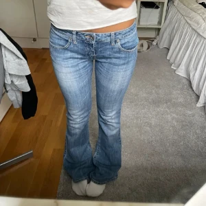 Jeans lossnat bootcut - Jätte snygga lågmidjade jeans som passar till allt!!!