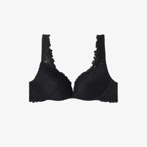 Svart Intimissimi bh - Svart Intimissimi bh i svart i 70B jag säljer den för att inte riktigt passar så bra längre💕💕den är använd men fortfarande i väldigt bra skick💕💕skriv om du är intresserad eller har frågor