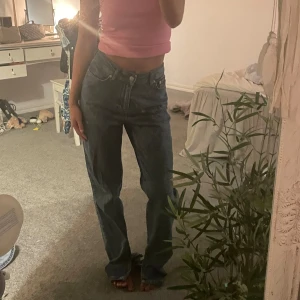 Jeans nakd  - Super snygga jeans från nakd! Säljer då de är för långa på mig, som man ser på bilden! Jag är 163⭐️ de är en slits på slutet av jeansen✨
