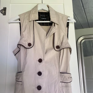Beige topp - Beige kostymväst liknande topp med detaljer.  Vintage, uppskattar till strl s/m men står L  