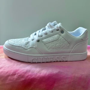 Oanvända Guess skor, Pris kan diskuteras🩷 - Helt oanvända✨ Storlek: 39 Priset kan diskuteras vid snabb affär! Nypris: 1300kr Mitt pris: 900kr Tveka inte på att höra av dig vid fler frågor!😊