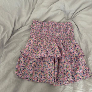 Volangkjol 🩷 - Säljer då jag inte använder den 💕 Passar perfekt till en vit t-shirt elle en mörkblå stickat t.ex 