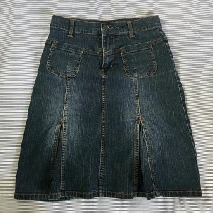 Midi jeans kjol - Midikjol i mörkblått jeanstyg från b.u.m. Fint skick. Den är lite stretchig så jag skulle säga att den passar storlekar mellan XS och M, men S är nog bäst. Var inte rädd att skriva till mig om frågor uppstår!<3