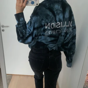 Hoodie - Superfin och unik tiedye hoodie från märket collusion. Är i storlek s, men är oversized så skulle nog passa xs-m beroende på önskad passform (jag brukar ha s) 🌀🌀innuti är den som vanligt hoodiematerial men på utsidan har den textur(bild 4). 