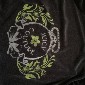 Y2K Vintage Juicy Couture Tracksuit Top - Super mysig och jättebra skick Juicy Couture top. Pris kan prutas. Jag är 160cm för referens.