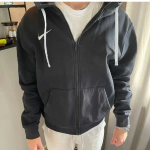 Nike - zip hoddie - Säljer min killes zip hoddie från Nike, super fint skick. Skön och snygg. Kom privat för mer frågor eller bilder, priset går alltid att diskutera 🫶🏻